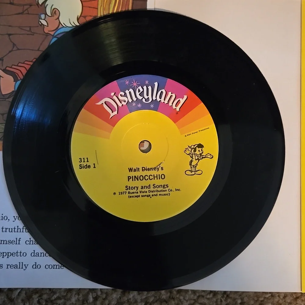 Walt Disneys Story of Pinocchio Read-Along Book & 7 Inch 33 1/3 RPM Record - Picture 3 of 5